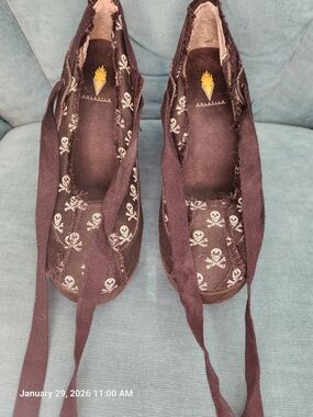 Black Skull-Print Wedge with Ties - Volatile